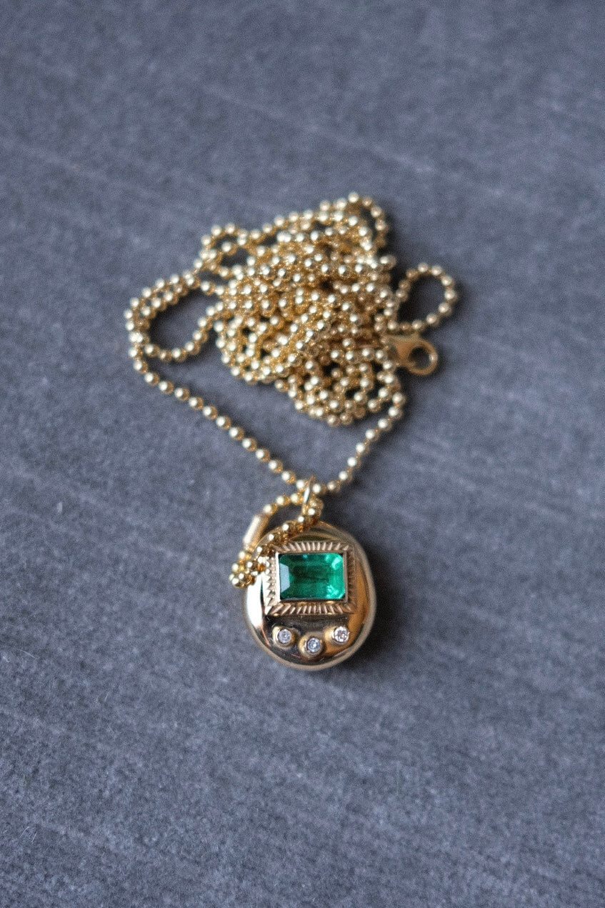 Mama Gemagotchi Necklace- Emerald Screen