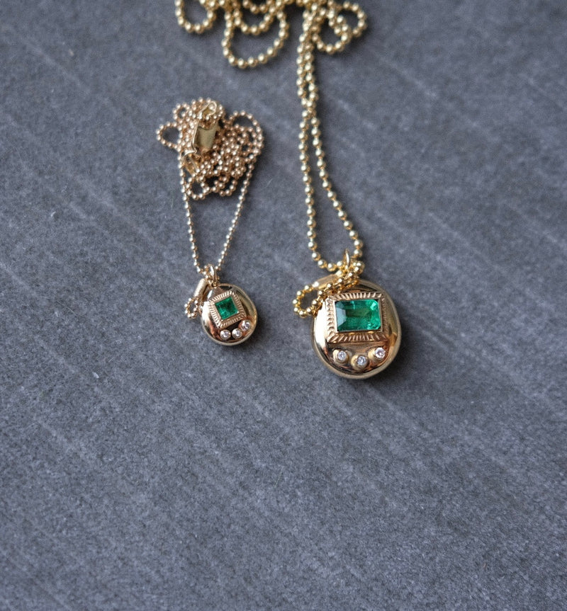 Mama Gemagotchi Necklace- Emerald Screen